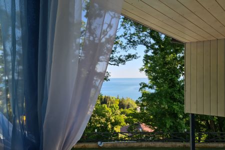 Вид на коттедж, территория