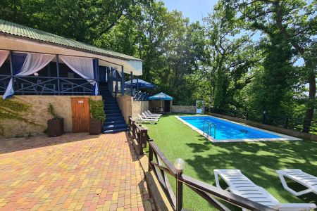 Вид на коттедж, территория