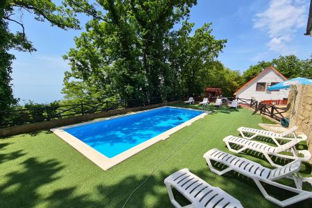 Вид на коттедж, территория