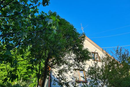 Вид на коттедж, территория