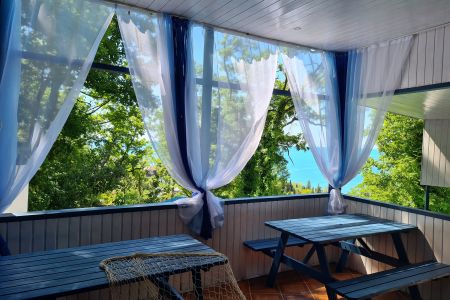 Вид на коттедж, территория