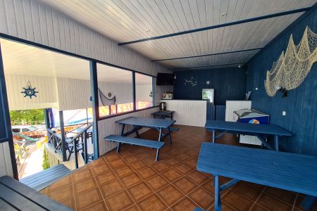 Вид на коттедж, территория