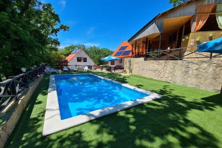 Вид на коттедж, территория