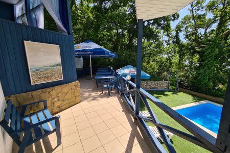 Вид на коттедж, территория