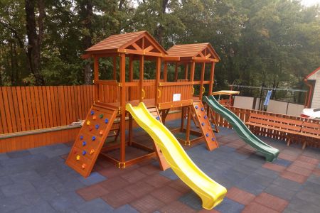 Вид на коттедж, территория