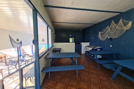 Вид на коттедж, территория